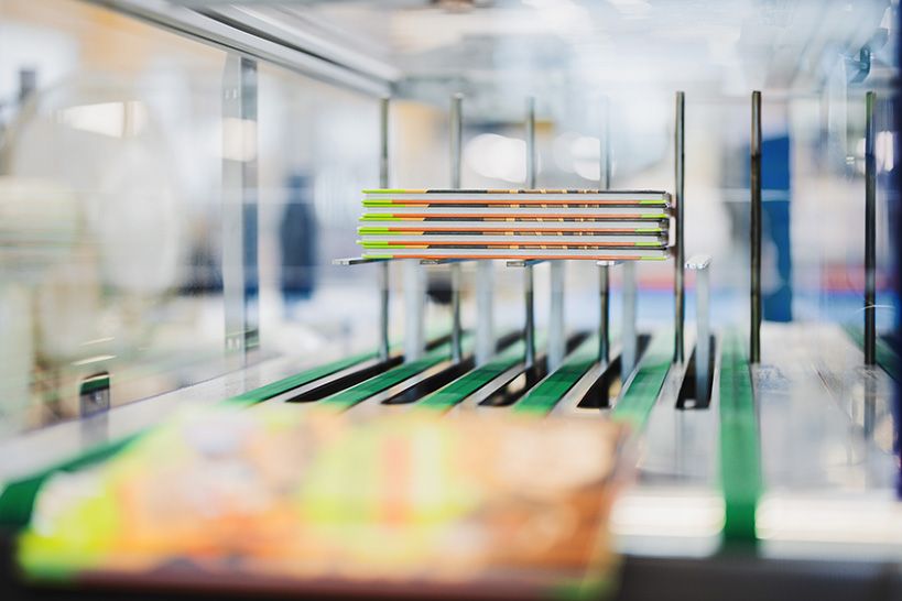 Kirjoja muovituskoneessa